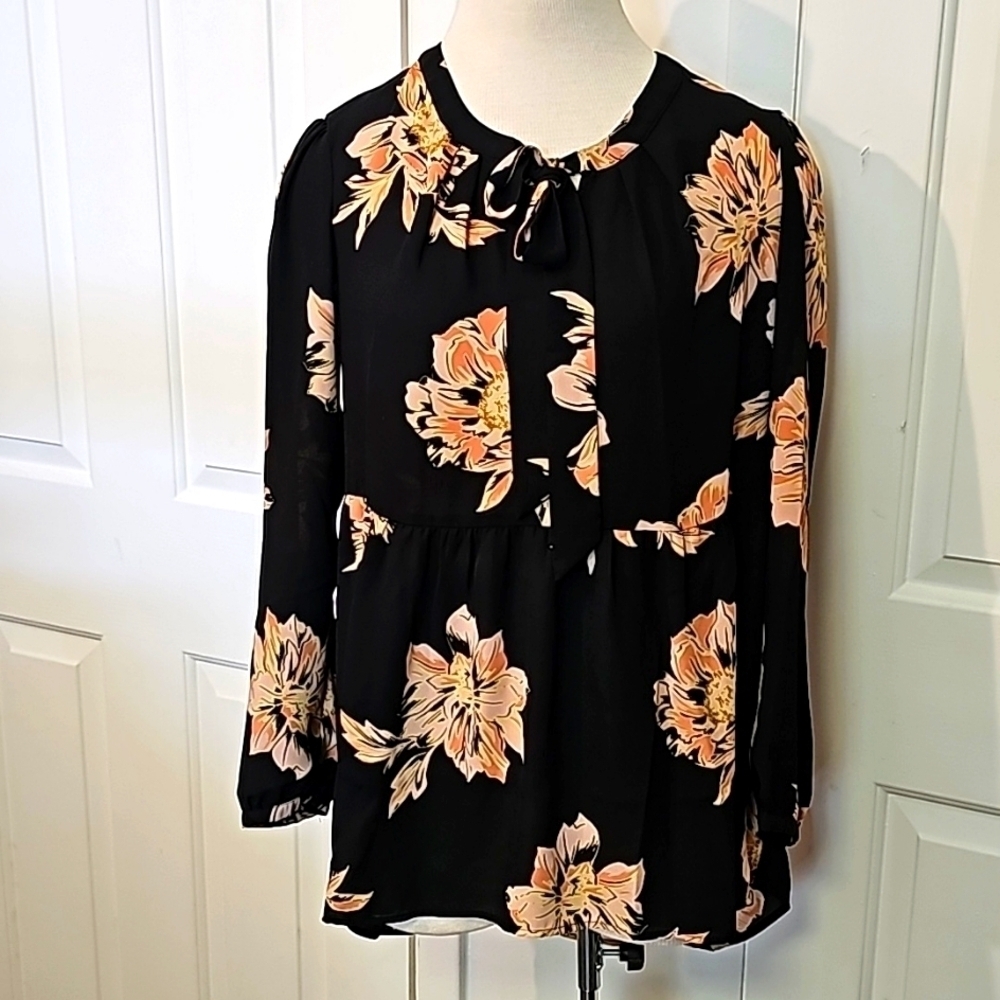 DR2 Women's black Floral design blouse. Long sleeves.  HI/LO.‎ Size small.